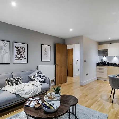 Spacious 1 Bed Flat With Balcony Minutes Walk To Canary Wharf London Exterior photo