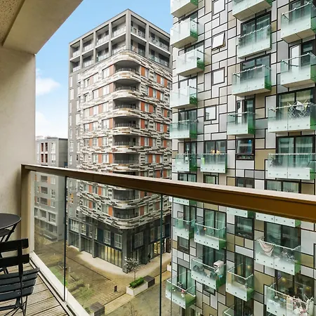 Spacious 1 Bed Flat With Balcony Minutes Walk To Canary Wharf London Exterior photo