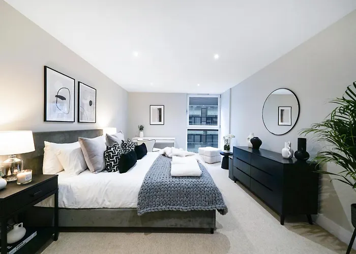 Spacious 1 Bed Flat With Balcony Minutes Walk To Canary Wharf