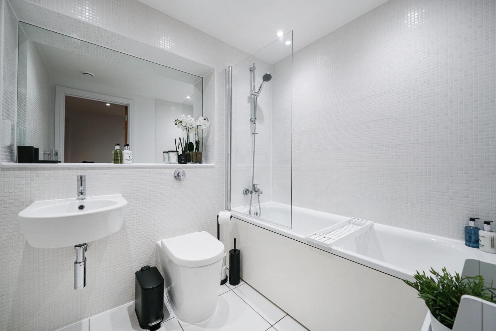 Spacious 1 Bed Flat With Balcony Minutes Walk To Canary Wharf Apartment