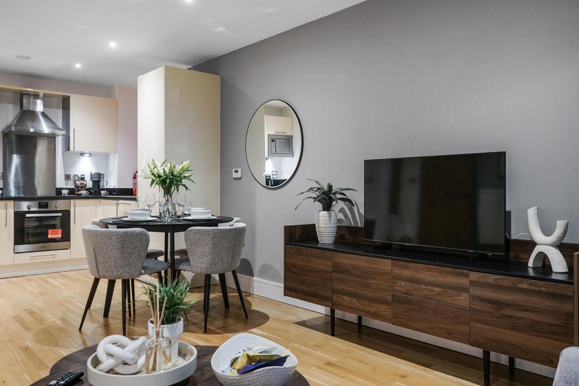 Spacious 1 Bed Flat With Balcony Minutes Walk To Canary Wharf