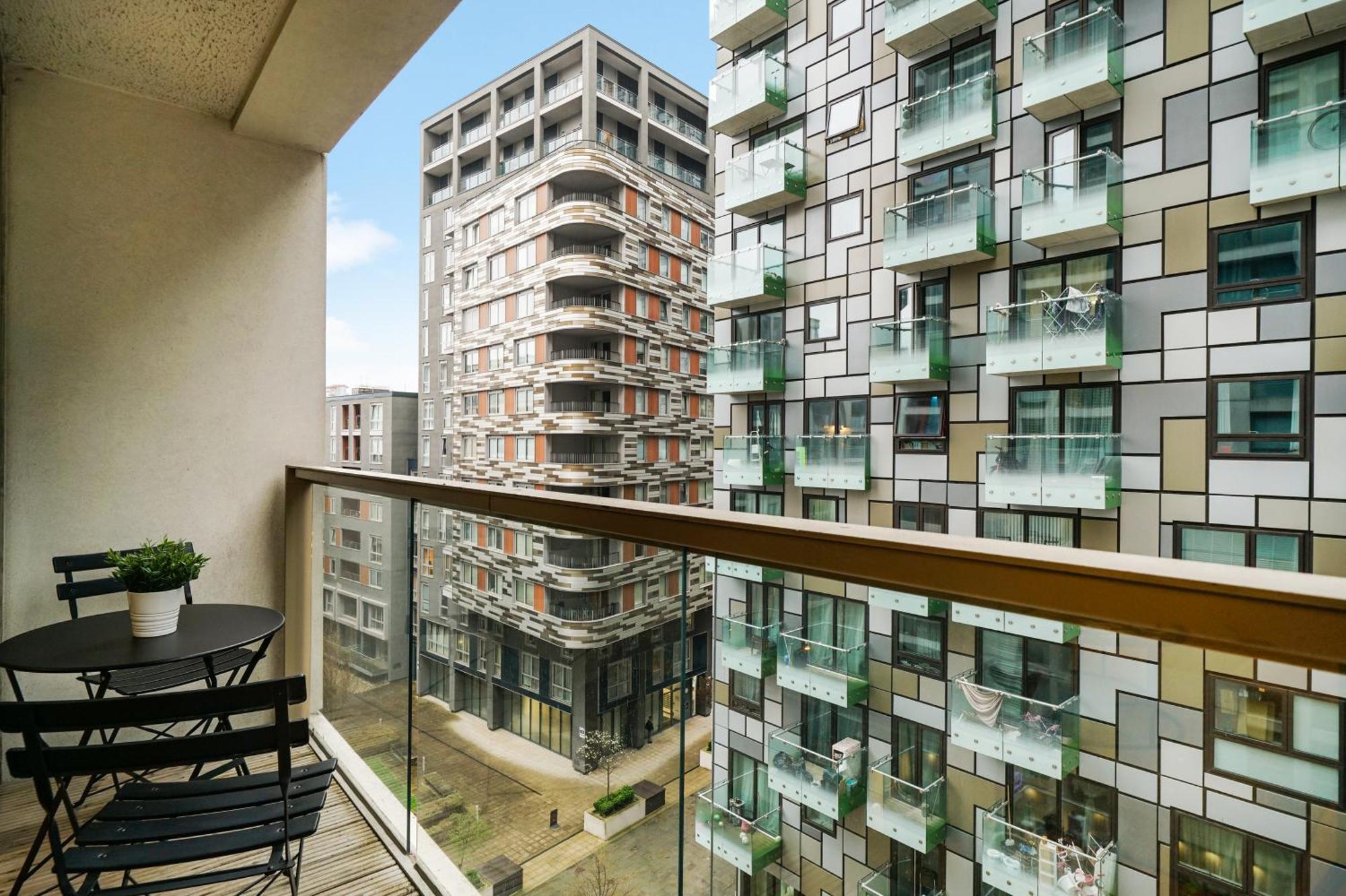 Apartment Spacious 1 Bed Flat With Balcony Minutes Walk To Canary Wharf